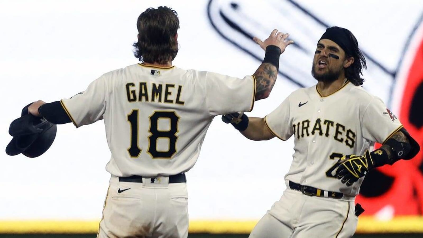 Pirates rally for two in ninth, edge Reds