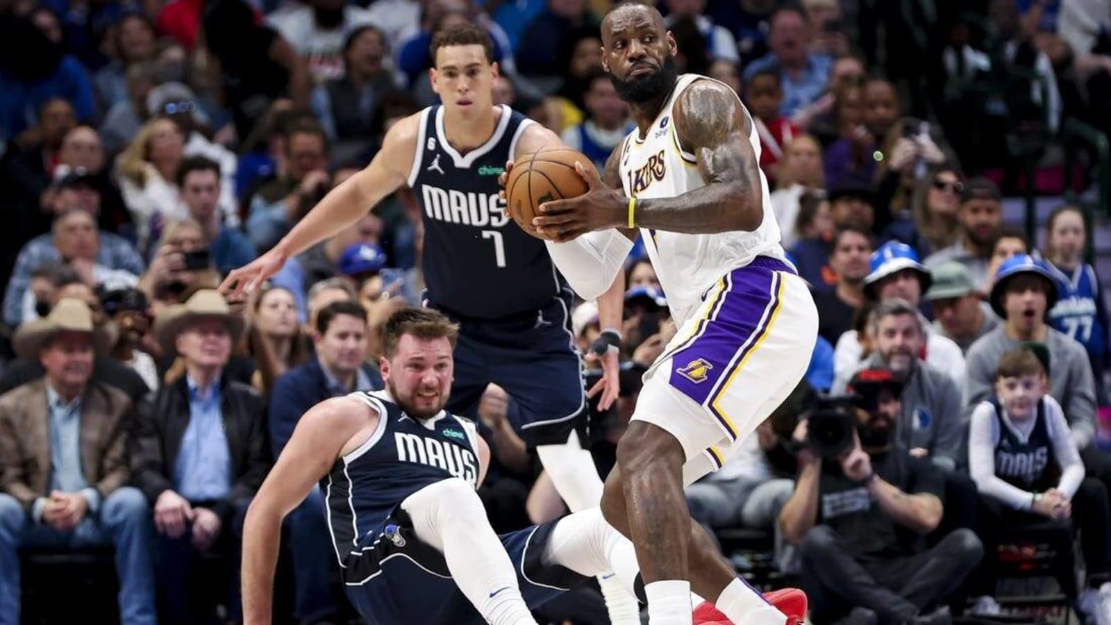 Lakers rally from 27 down to dispatch Mavericks