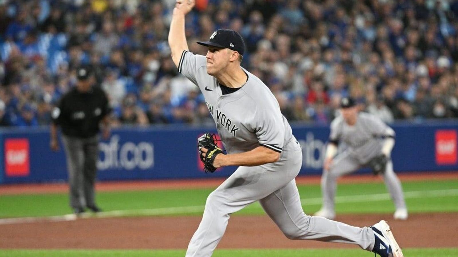 Yankees beat Blue Jays, clinch AL East