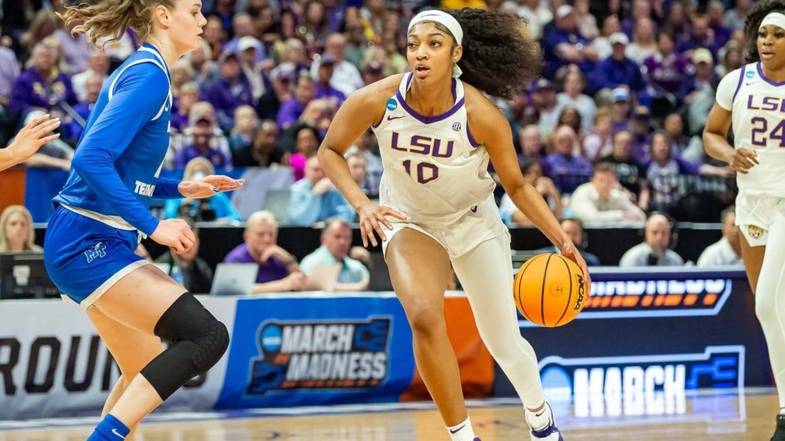 LSU dominates 2nd half to clobber Middle Tennessee