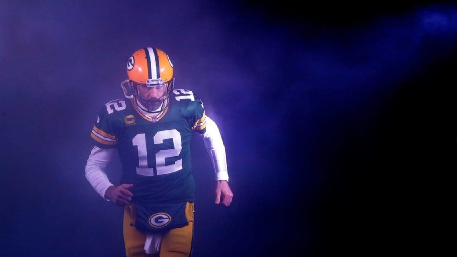 Aaron Rodgers to ponder future during darkness retreat