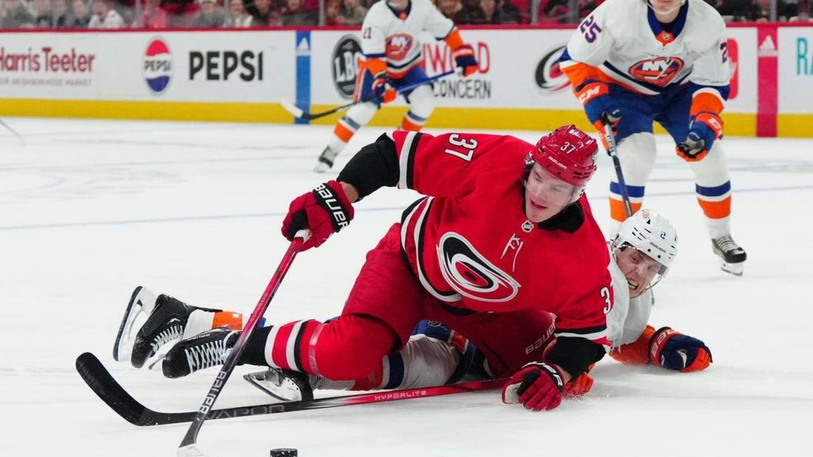 Anders Lee, Islanders clip Hurricanes