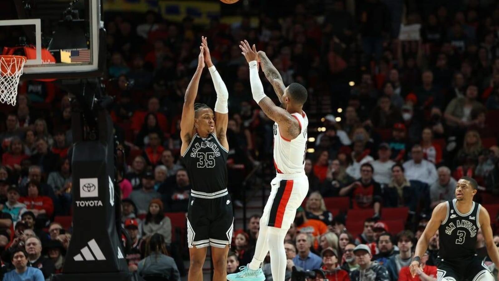 Damian Lillard climbs 3-point ladder as Blazers roll over Spurs