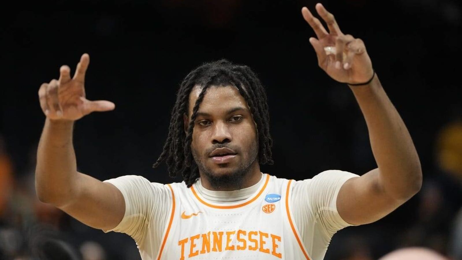 Tennessee hangs on to edge Texas, move on to Sweet 16