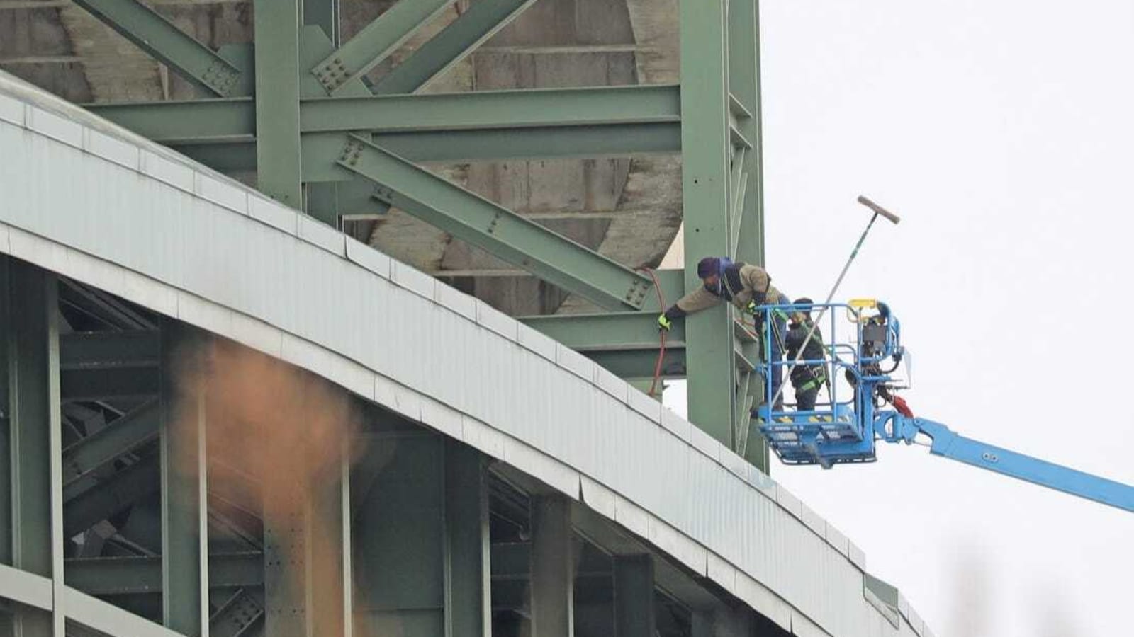 Escalator malfunction injures several at Brewers game