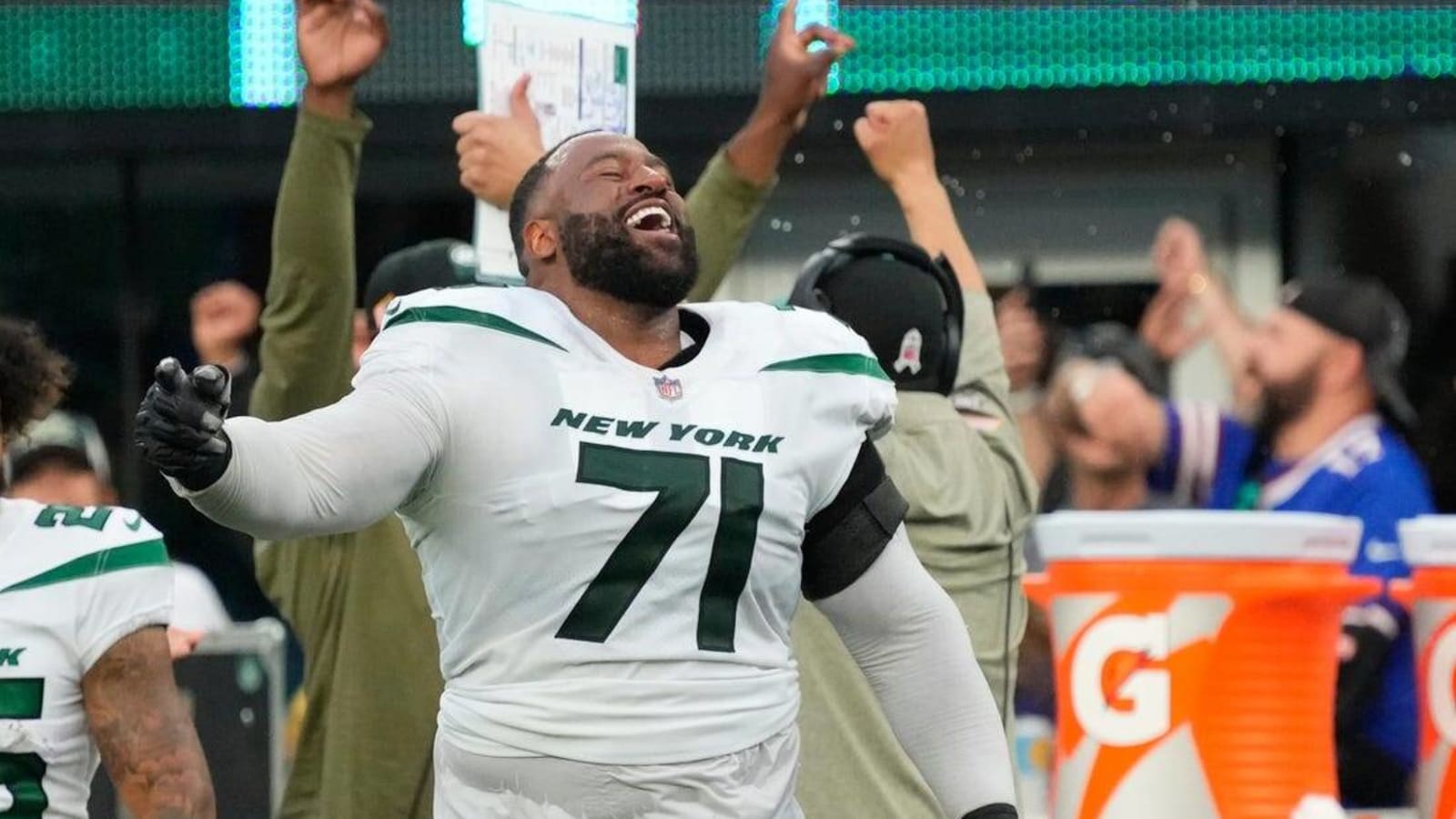 Agent: Jets LT Duane Brown to return for 17th season