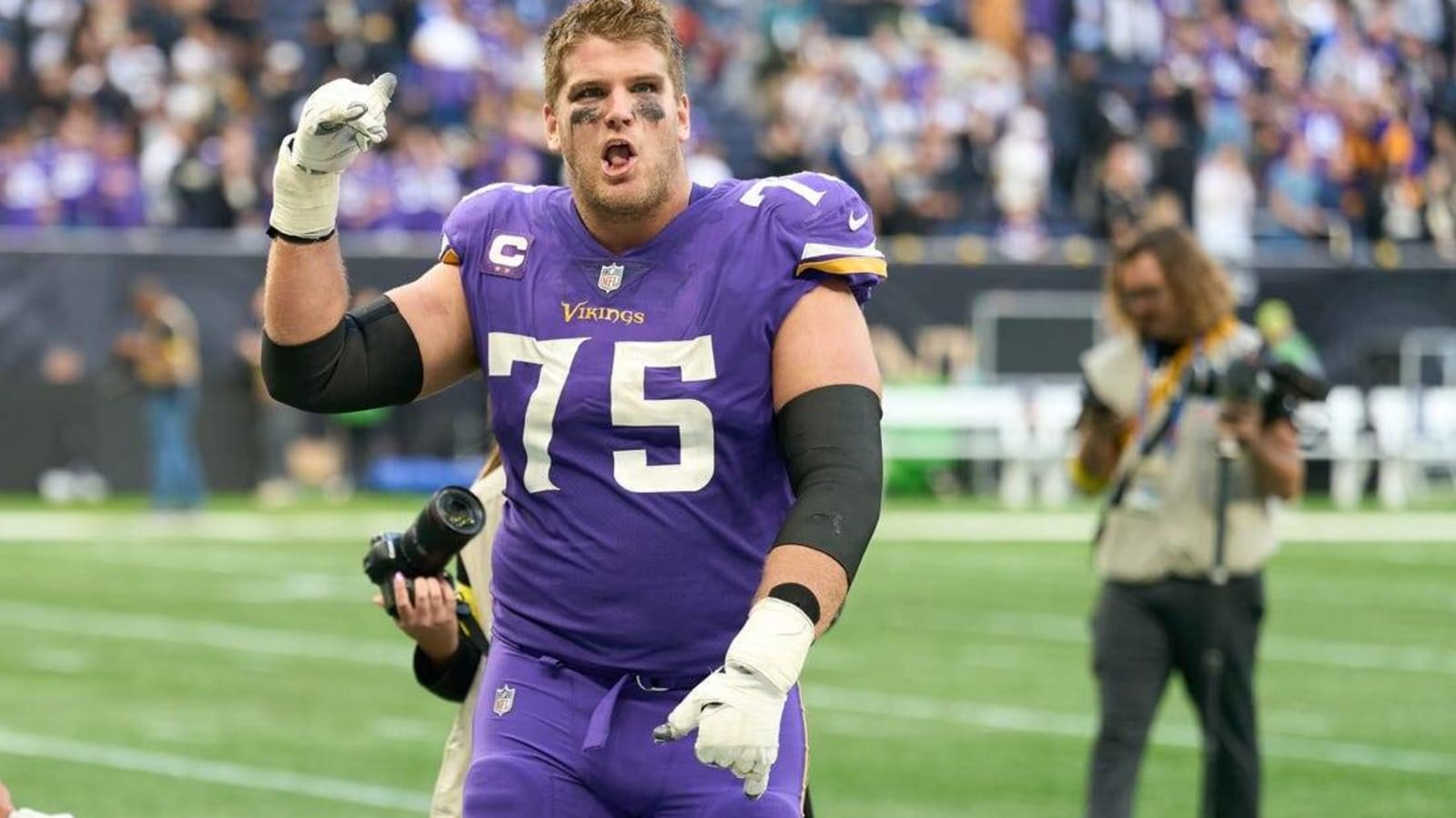 Vikings lose two starting offensive linemen to IR