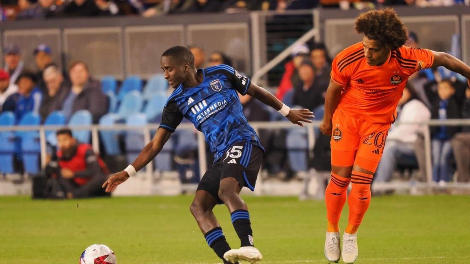 Cristian Espinoza&#39;s 2 penalty kicks lift Quakes over Dynamo