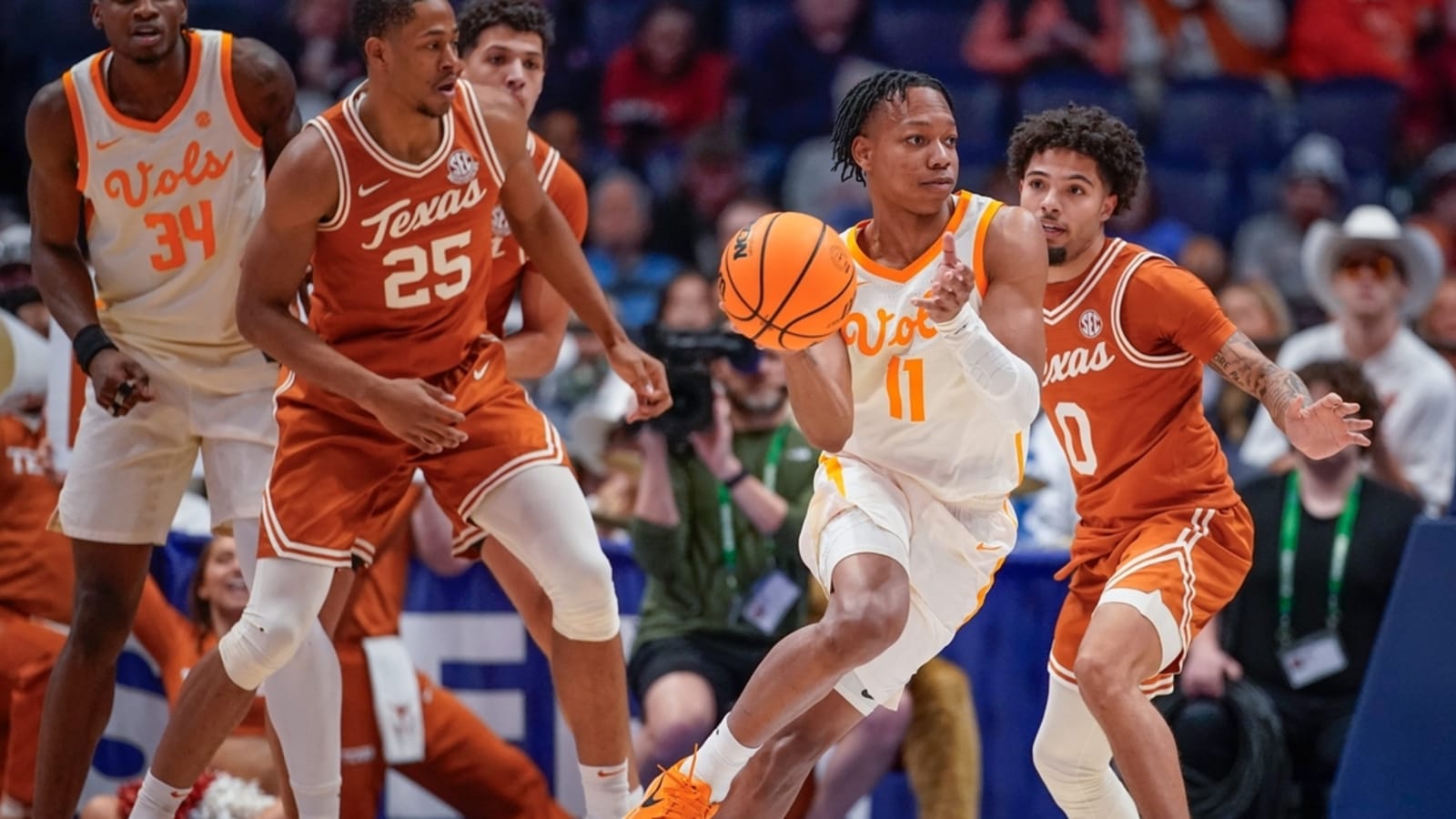 No. 8 Tennessee never trails, beats Texas in SEC quarterfinals
