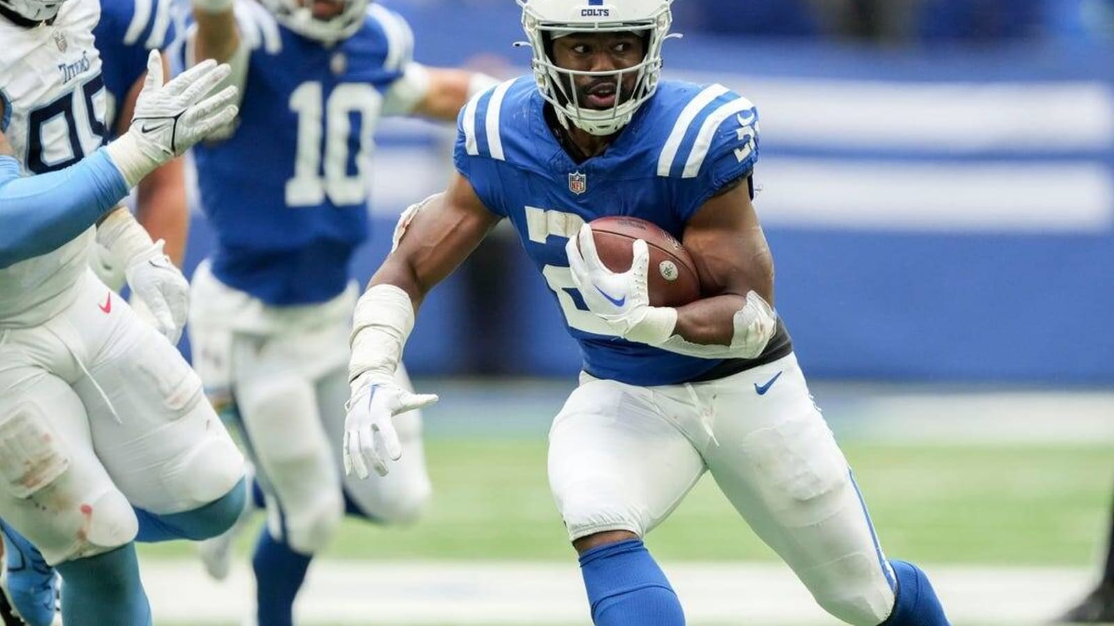 RB Zack Moss leads Colts past Titans as QB Anthony Richardson injured