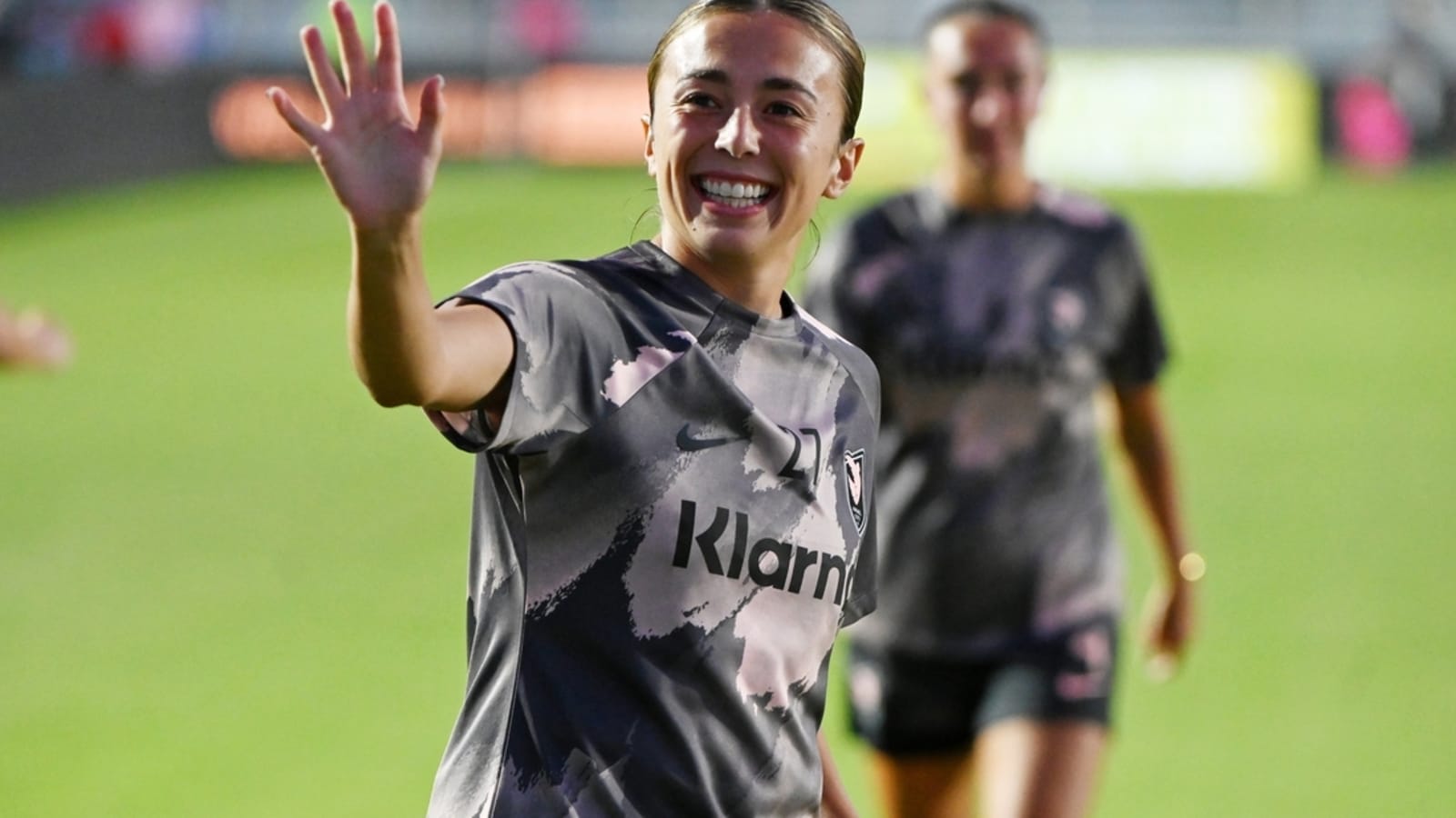 Reign sign free agent D Madison Curry through &#39;27