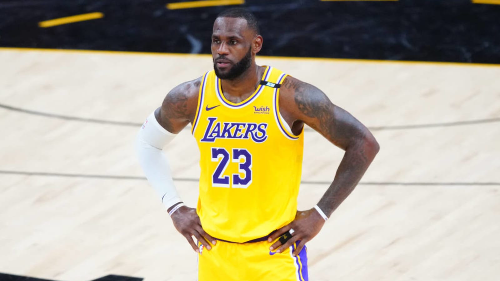 LeBron exits Lakers' Game 5 blowout loss with five minutes left