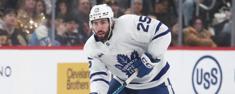 Penguins acquire Maple Leafs defenseman in last-second trade