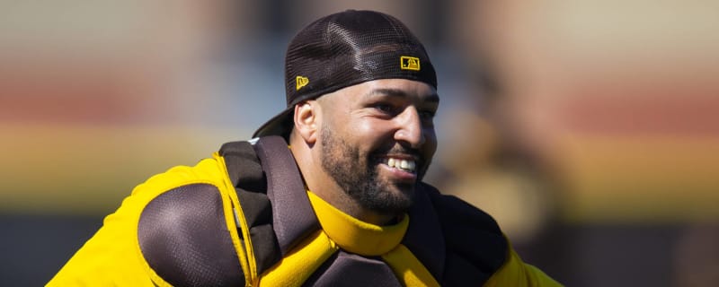 Brewers acquire catcher Victor Caratini in deal with Padres
