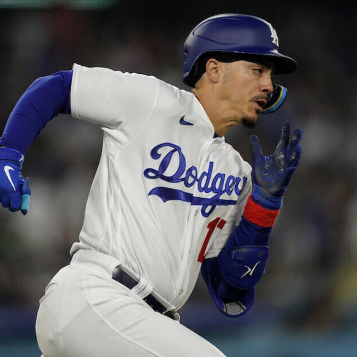 How is Dodgers rookie Miguel Vargas leading MLB in walks?