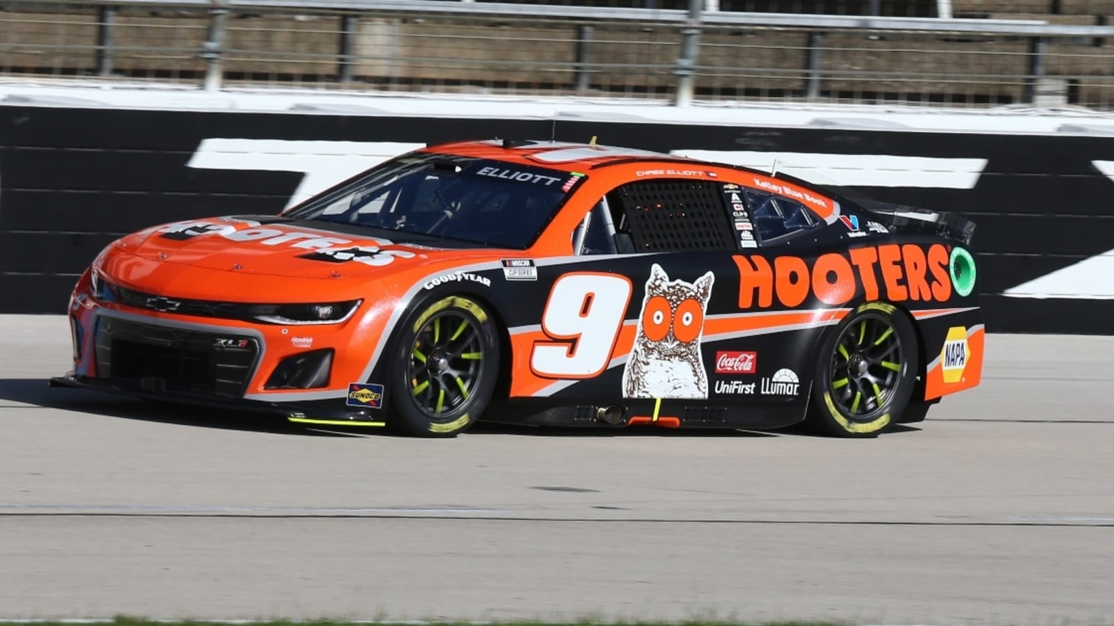Hooters decals removed from Chase Elliott’s car amid nationwide store closures