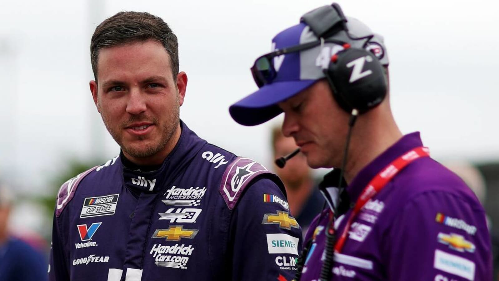 Alex Bowman chewed out by spotter after complaining about Kyle Larson