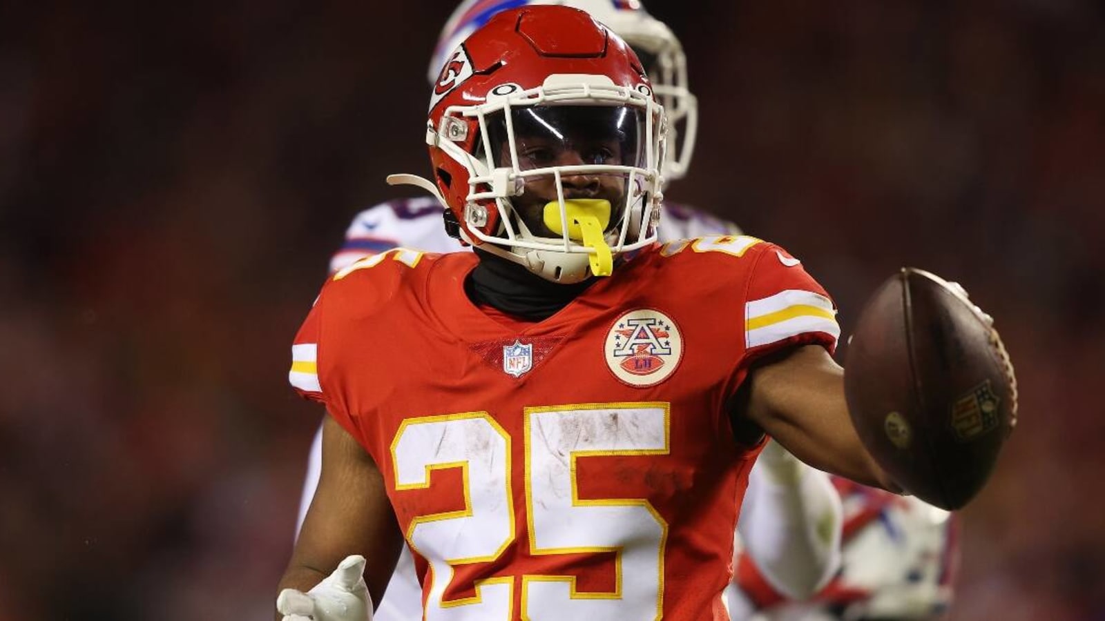 Chiefs RB Clyde Edwards-Helaire rips pants during Bills game