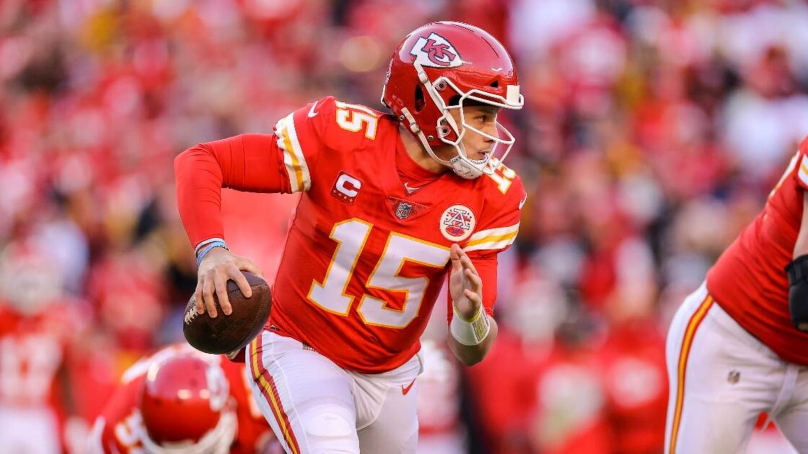 Patrick Mahomes’ helmet cracks, piece falls off after hefty collision with DeShon Elliott