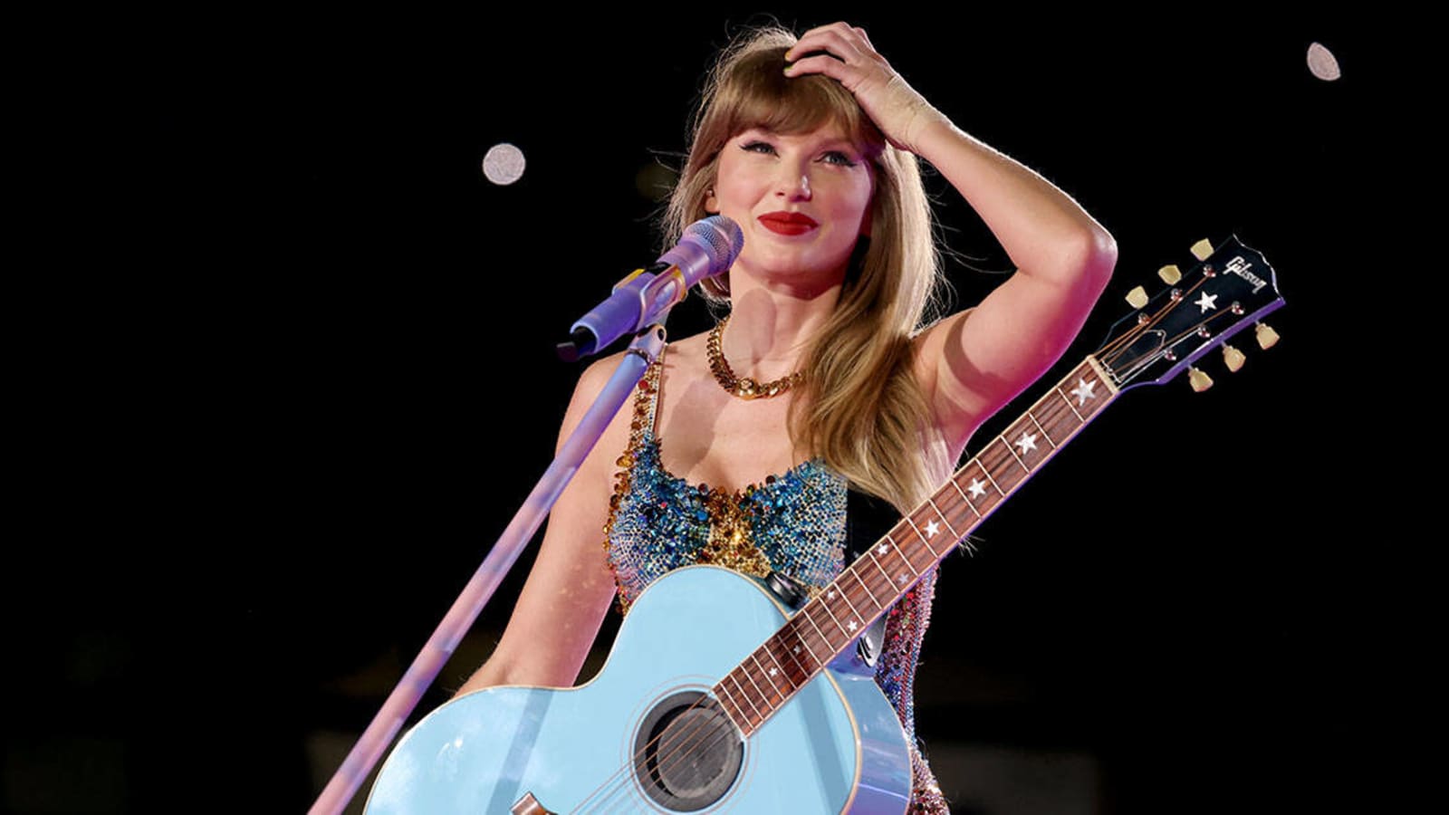 Taylor Swift reveals she’s a Philadelphia Eagles fan at concert