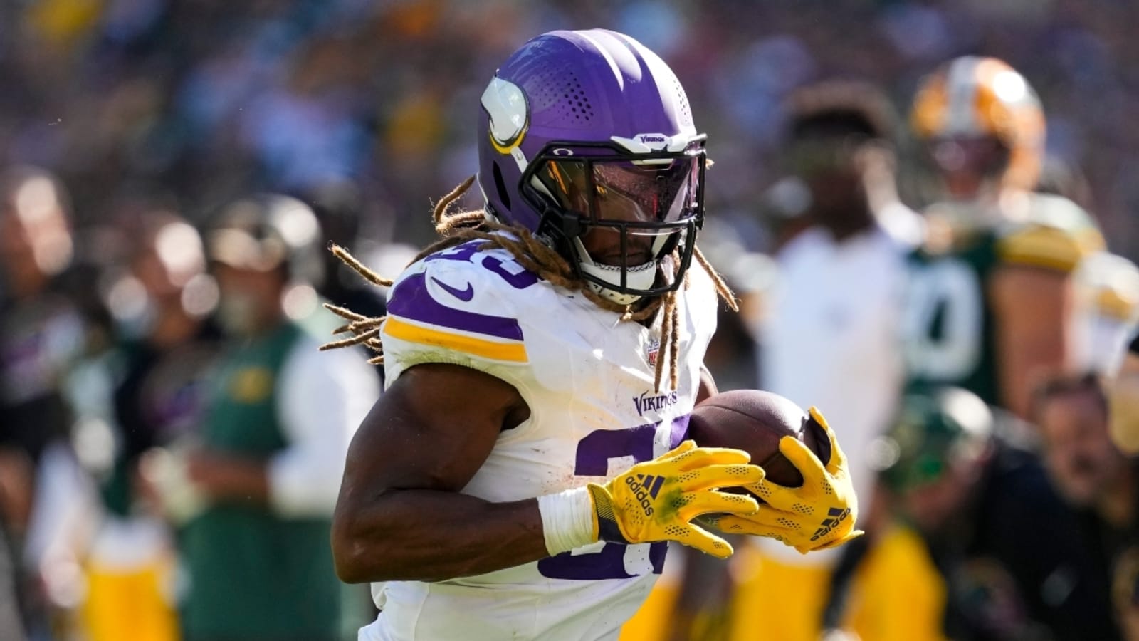 Aaron Jones claps back at NFL Twitter influencer over haircut jab