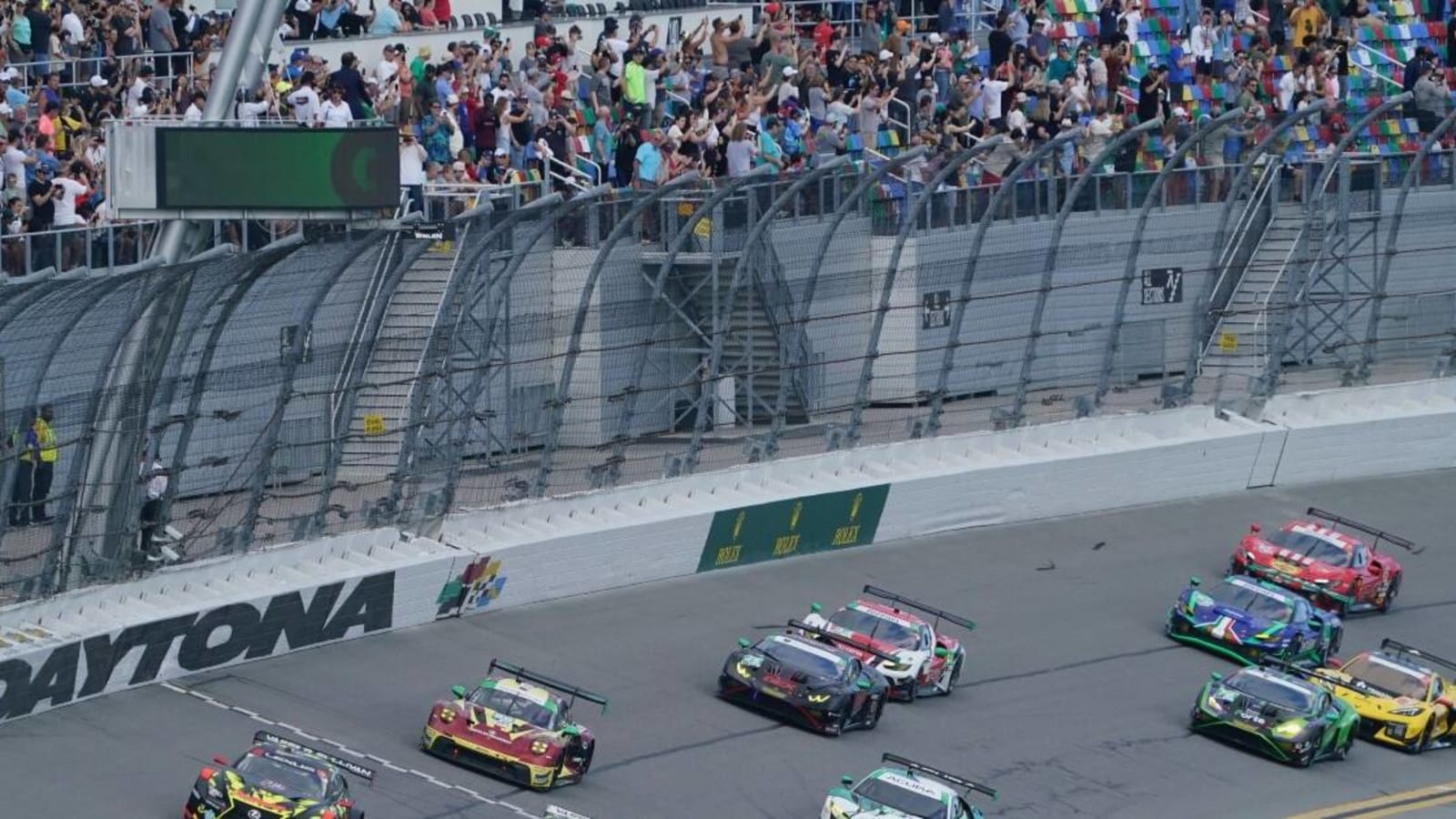 Massive crowd breaks attendance record for Rolex 24 at Daytona
