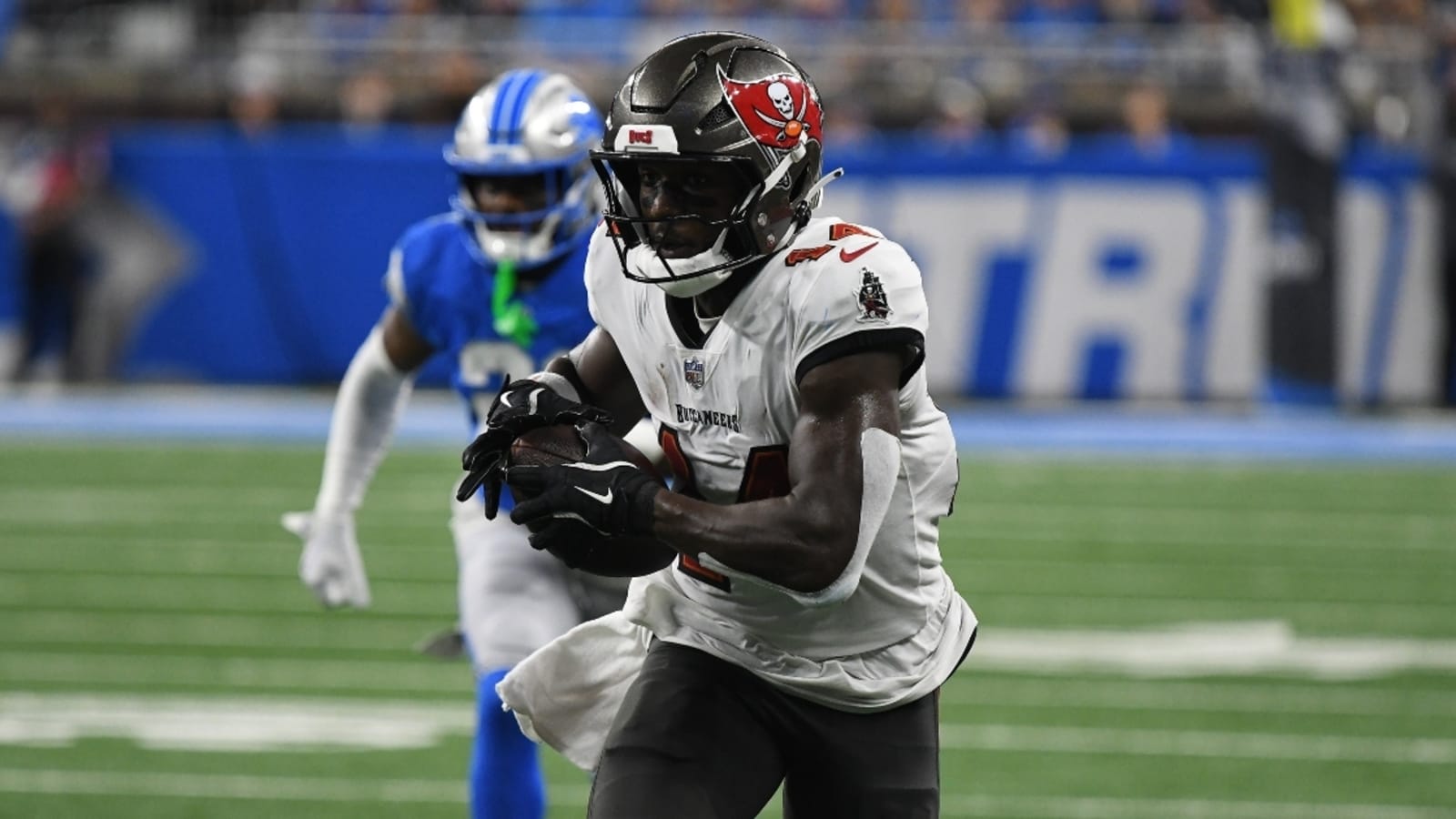 Chris Godwin injury: Buccaneers WR carted off, leg in air cast after scary injury vs. Ravens