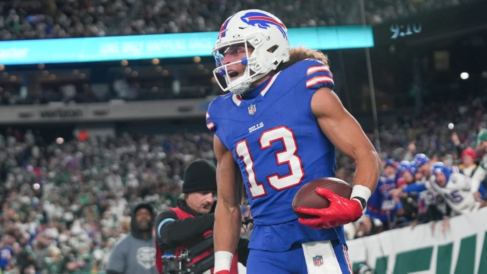 Mack Hollins arrives barefoot and in bizarre costume ahead of snowy SNF vs. 49ers