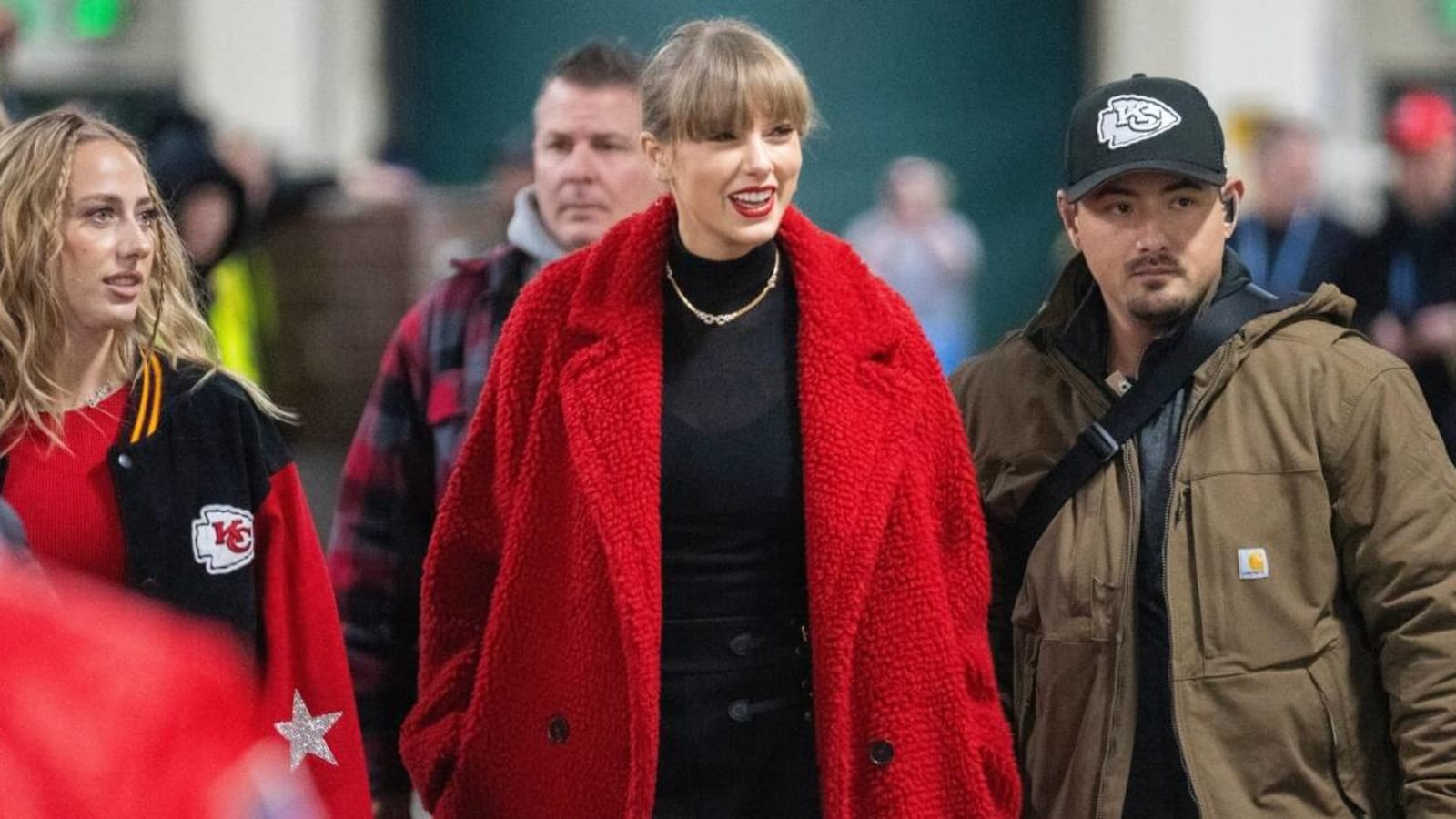 Bills fans boo at the arrival of Taylor Swift for playoff game vs Chiefs