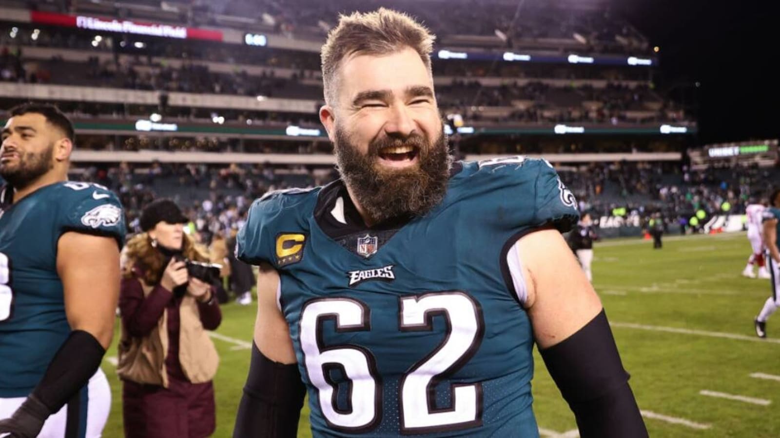 Jason Kelce brings daughters down to Pro Bowl field for cute moment