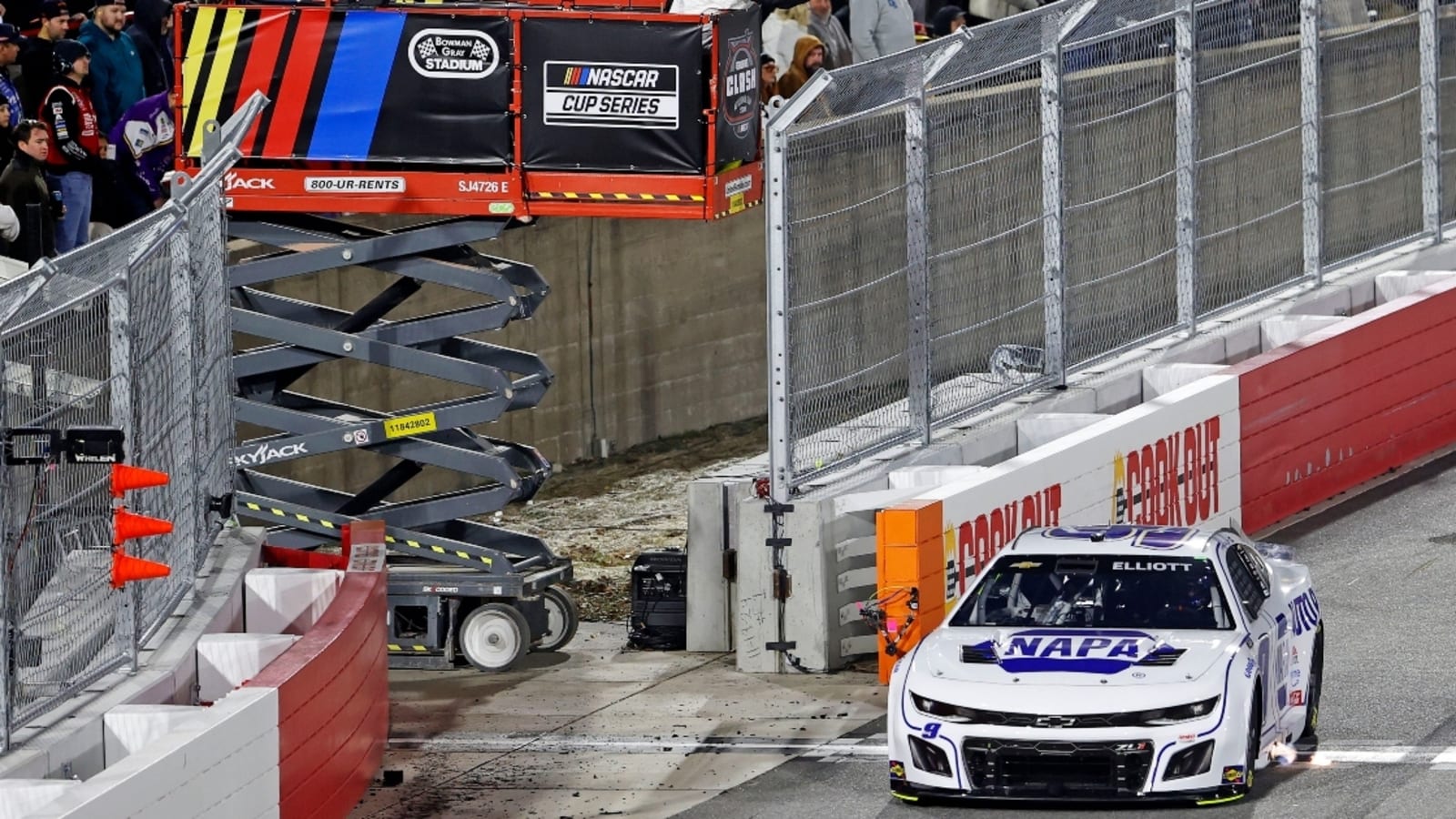 Chase Elliott holds off Ryan Blaney, dominates Cook Out Clash at Bowman Gray Stadium