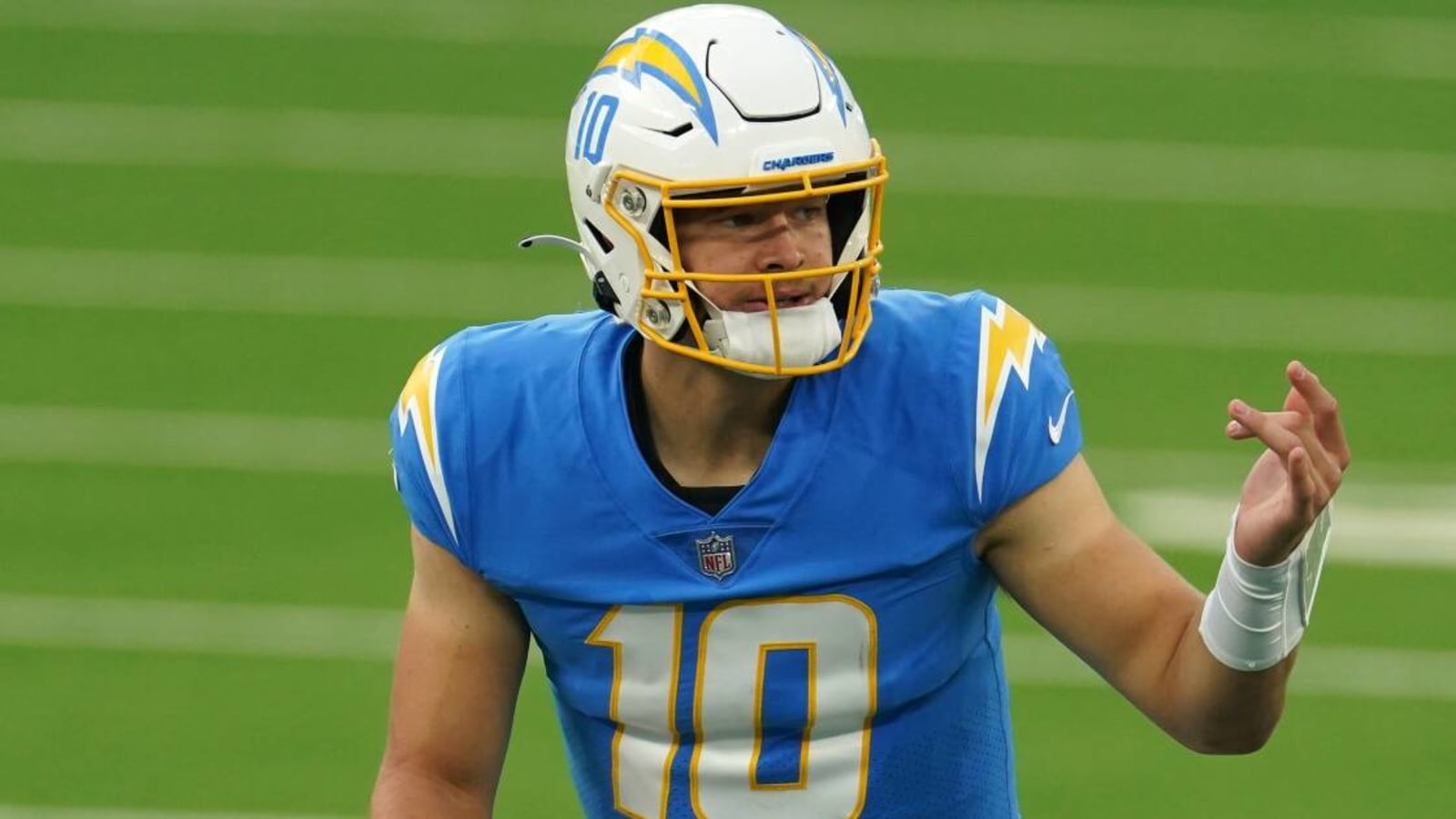 NFL insider: Justin Herbert suffered fractured finger in Chargers’ win over Las Vegas