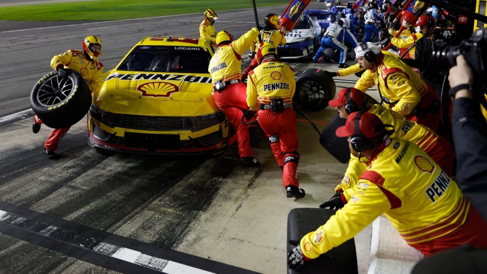 Joey Logano pit crew makes change for Homestead amid tire changer injury
