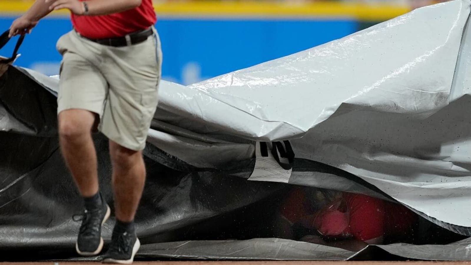 Cincinnati Reds grounds crew member gets swallowed up by tarp