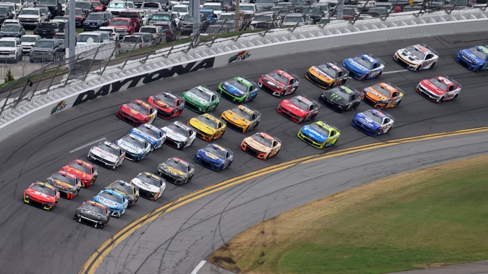 National Weather Service issues warning to Daytona 500 fans amid rain delay