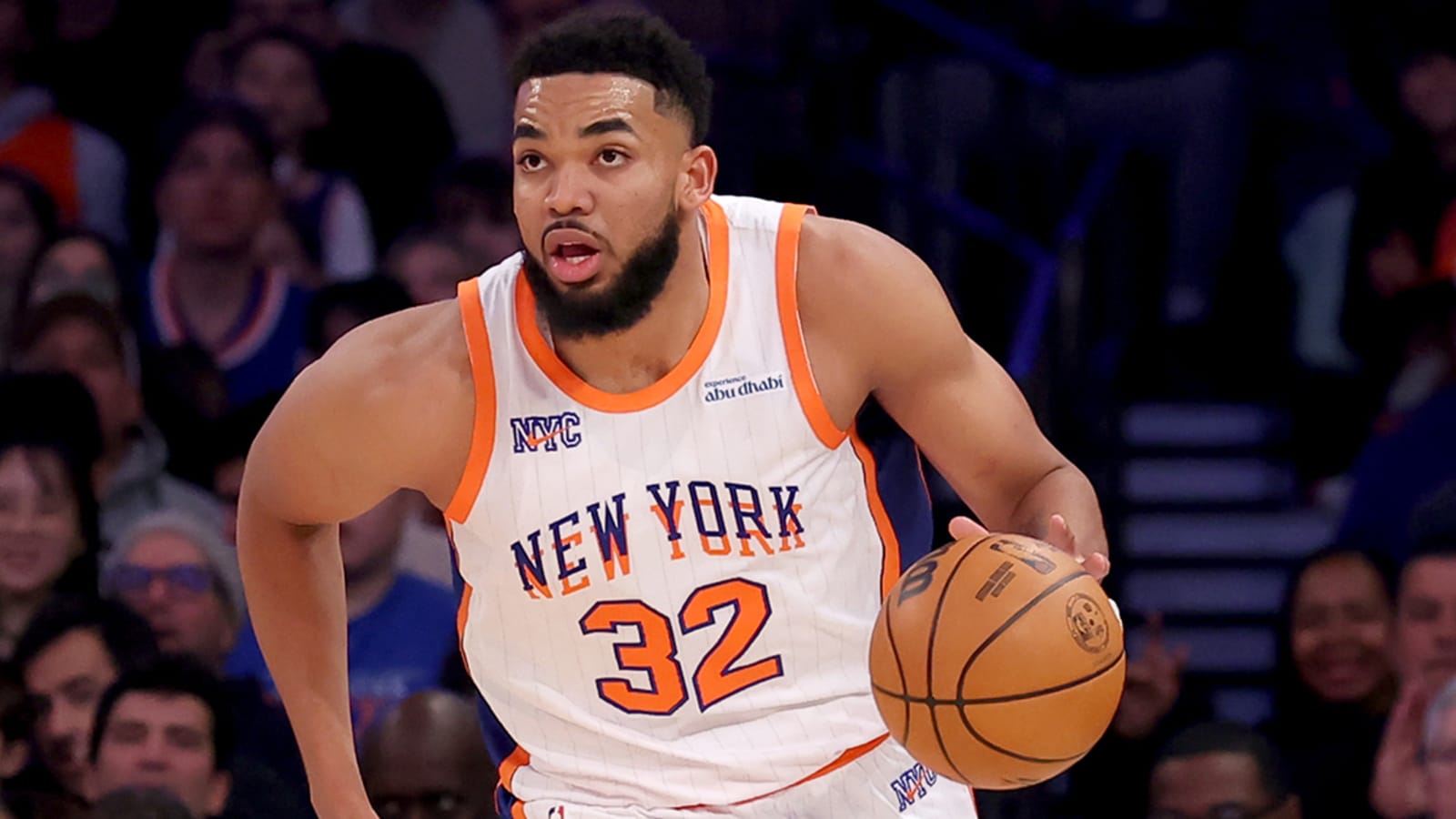 Karl-Anthony Towns wears Eagles sweater in Philadelphia vs. 76ers, Jalen Brunson emphatically co-signs