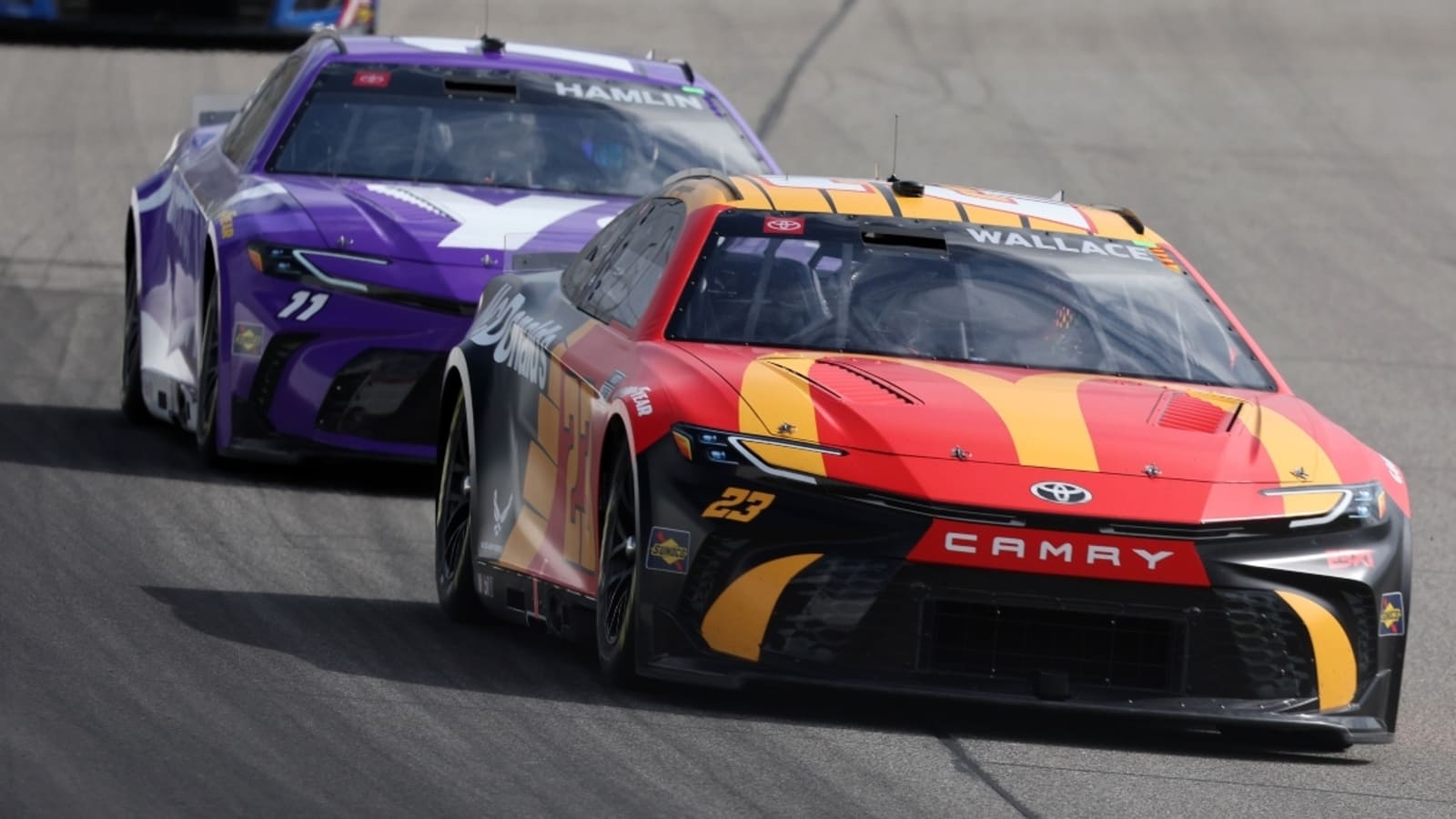 Bubba Wallace breaks down ‘slingshot engaged’ move passing Denny Hamlin, Kyle Larson for lead