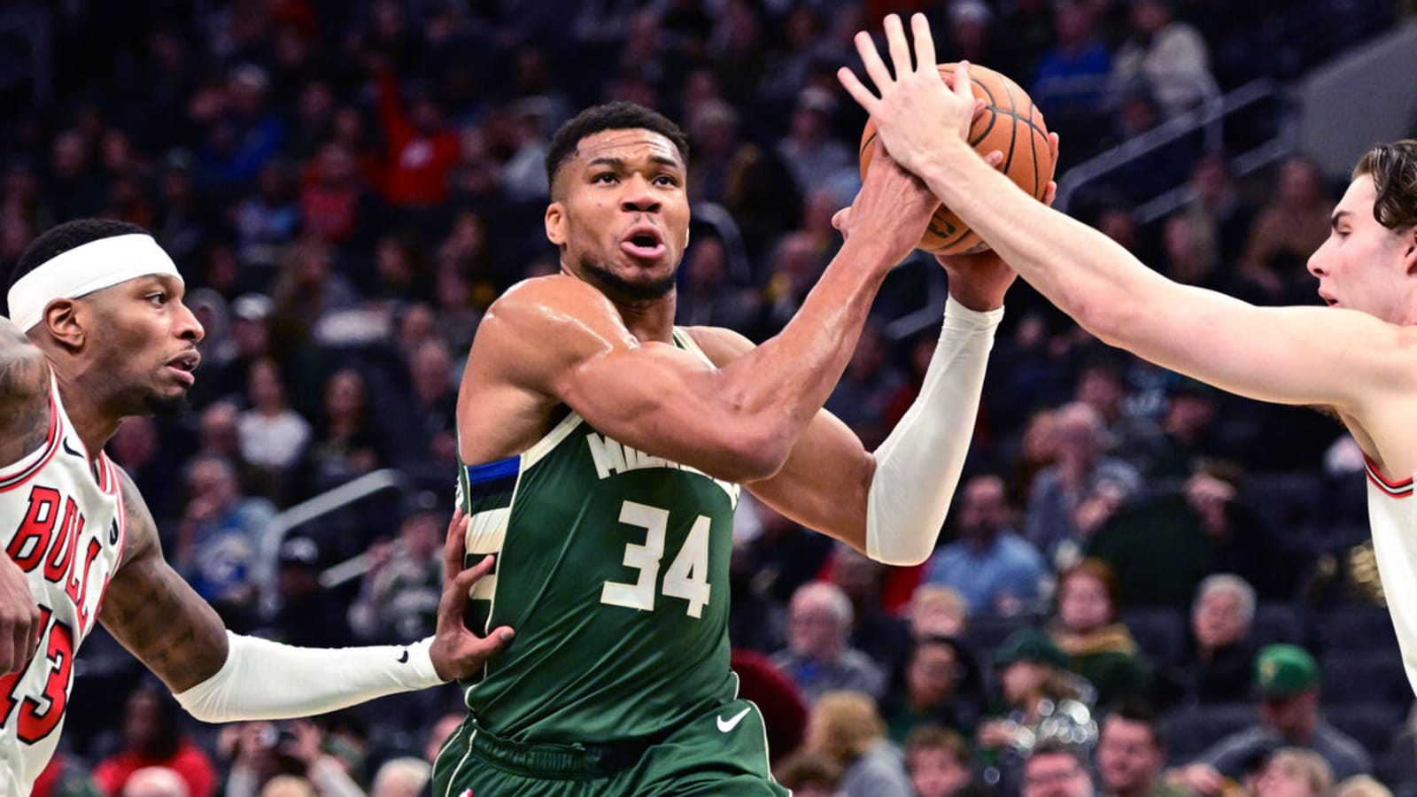 Antetokounmpo overcomes team's shooting woes to down Bulls