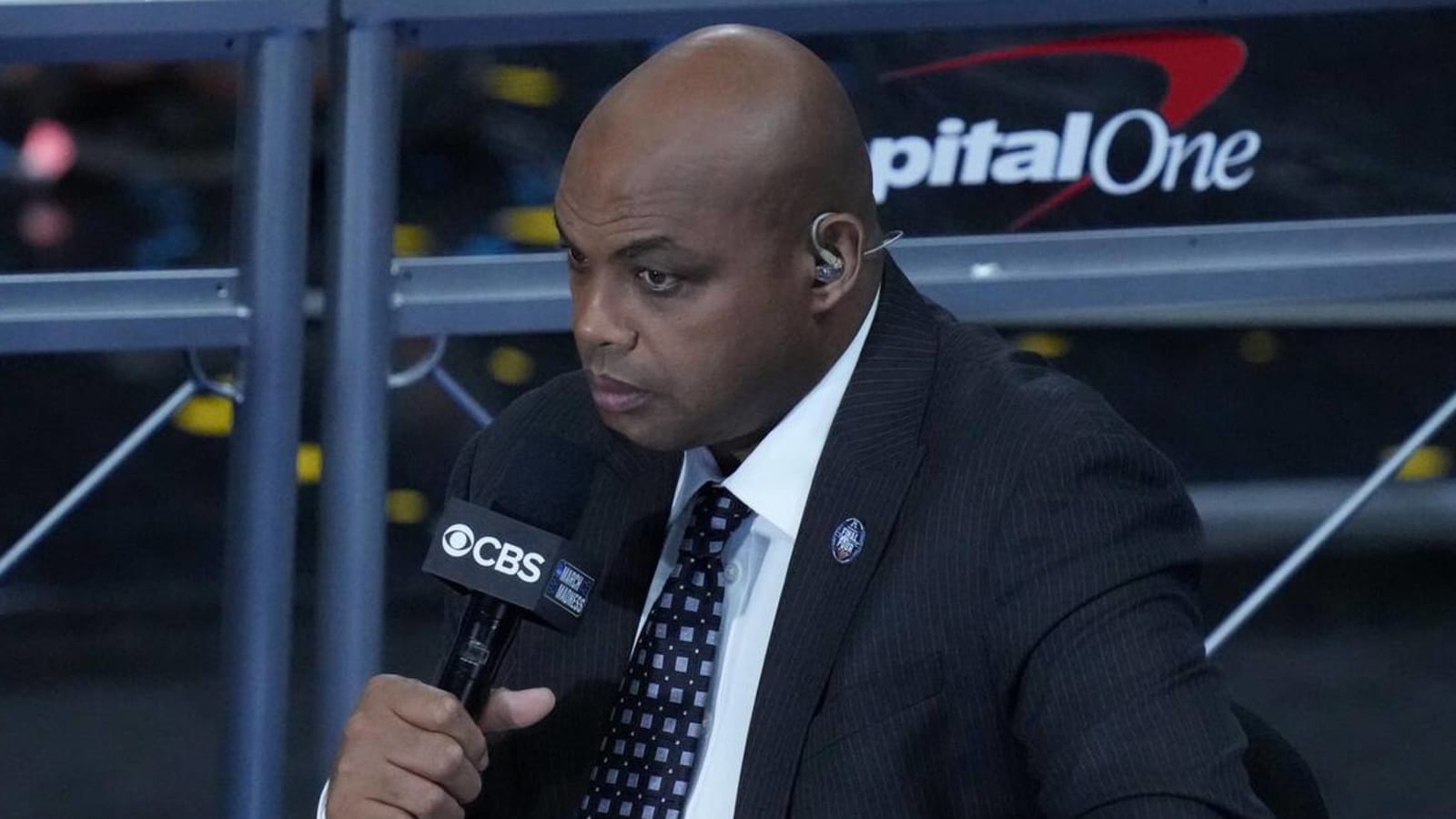 Charles Barkley trolled UNC alum Kenny Smith during NCAA title game