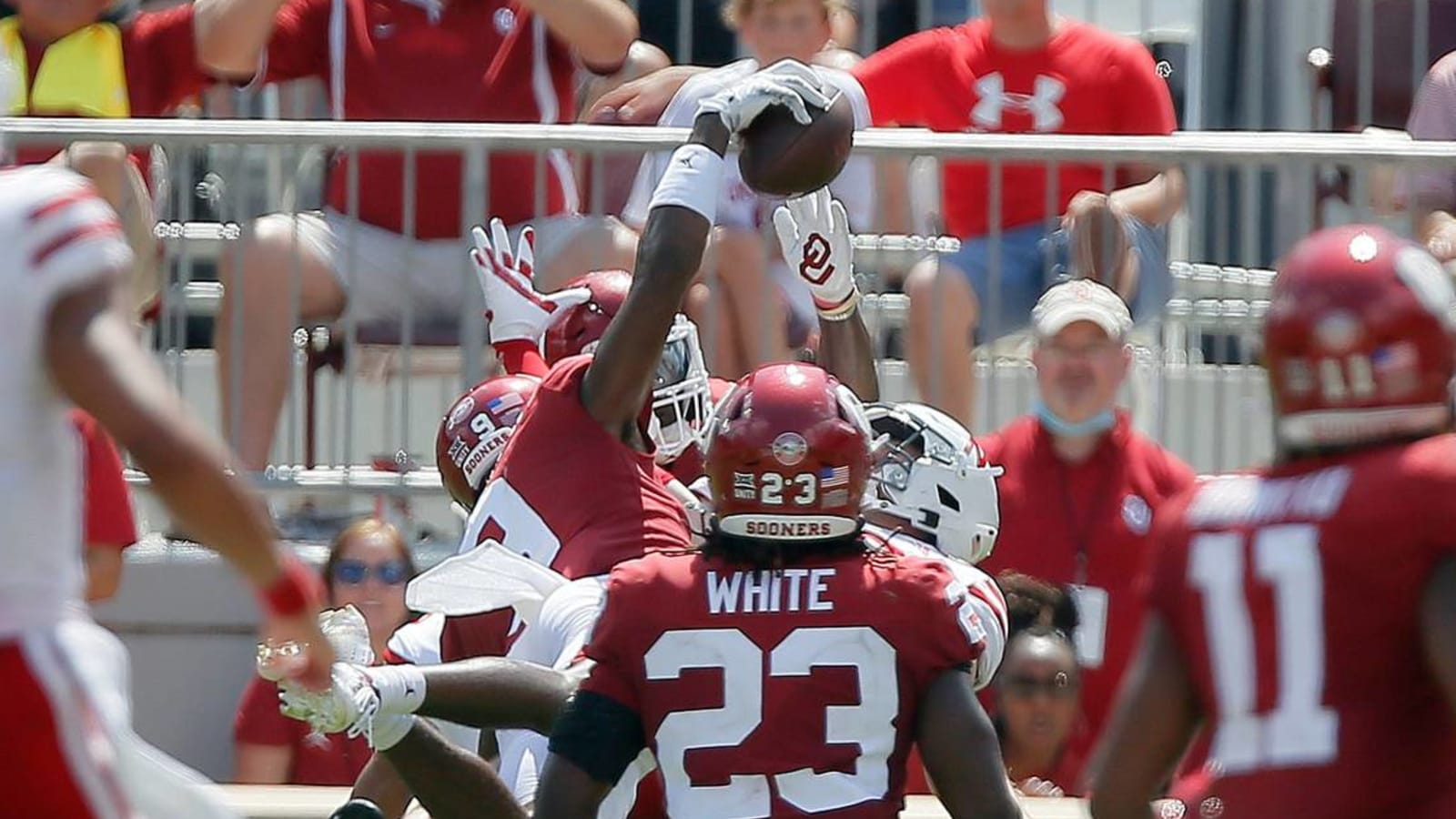 Oklahoma's D.J. Graham grabs unbelievable one-handed INT