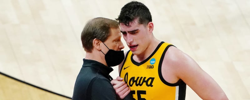 Luka Garza gets standing ovation after final game with Iowa