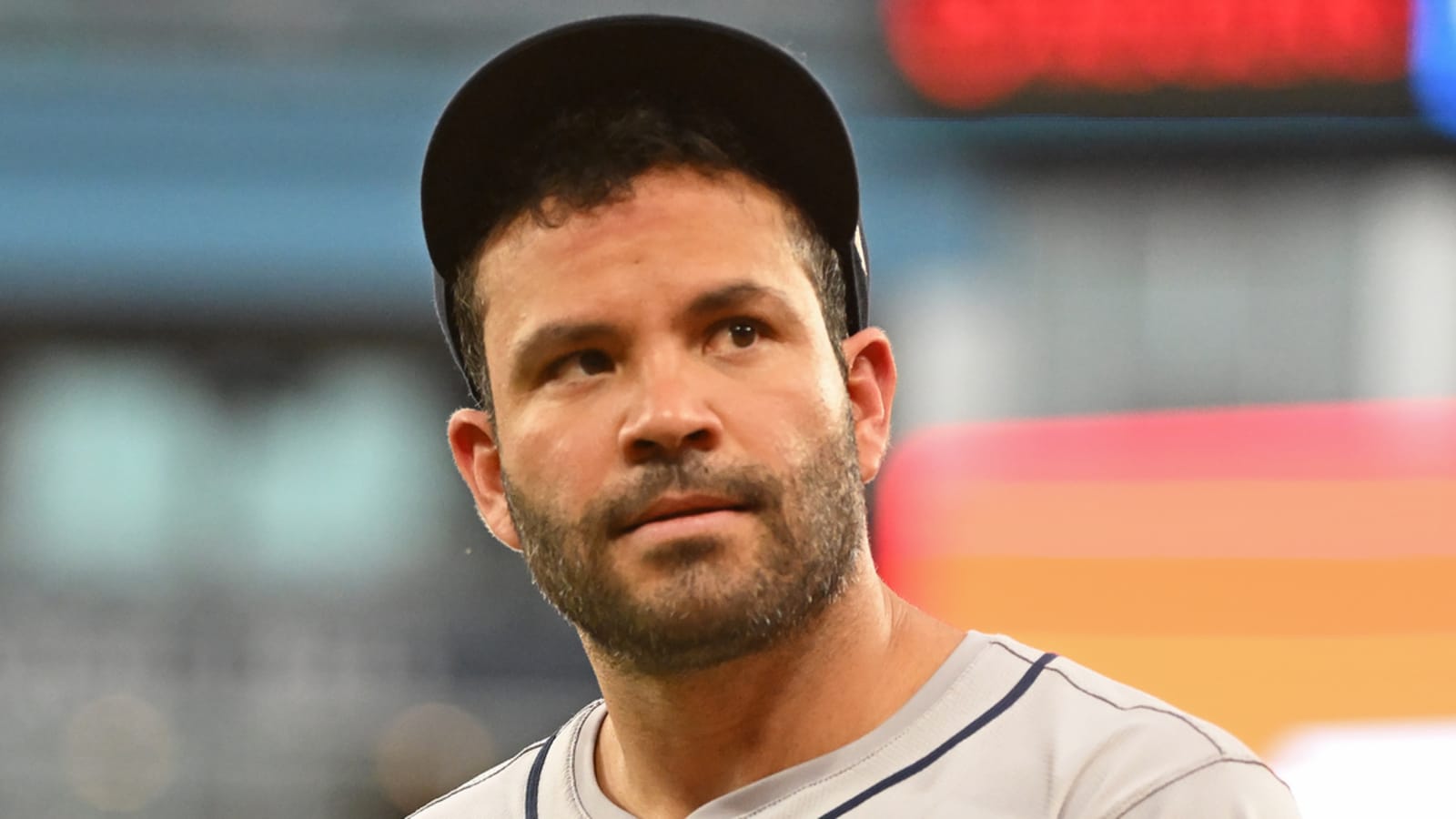 Astros' eight-time All-Star exits after getting hit by pitch