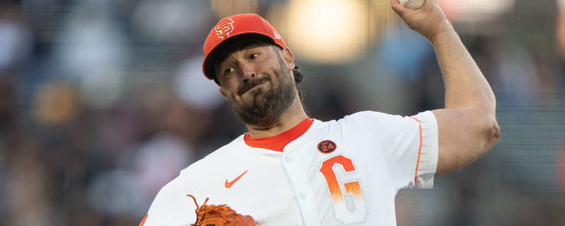 Former Cy Young winner suffers hamstring injury