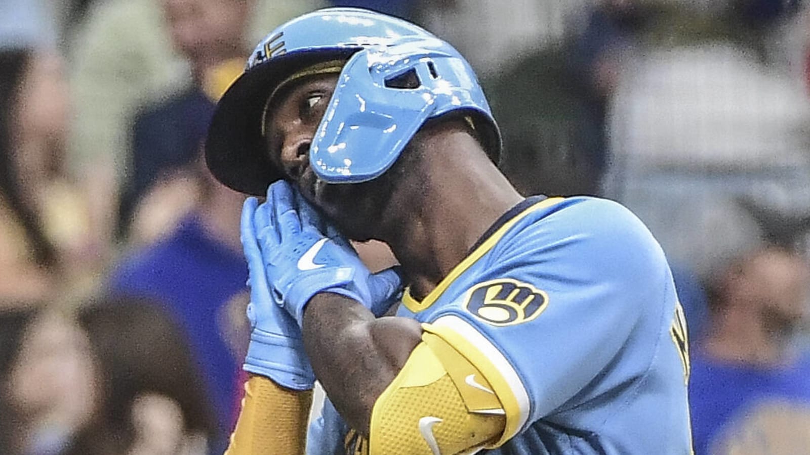 Brewers' Andrew McCutchen breaks out Stephen Curry's celebration after HR