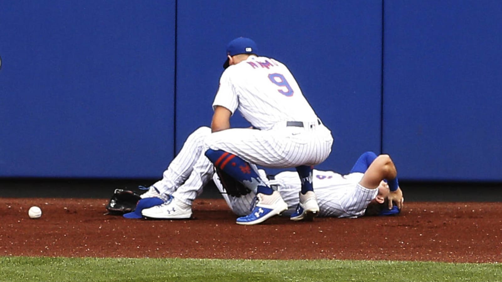 Mets' Jeff McNeil avoids injured list after scary wall crash 