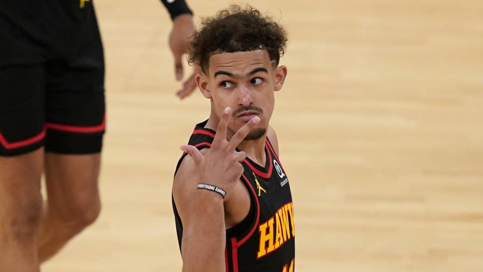 Trae Young hits game-winner to give Hawks Game 1 at MSG