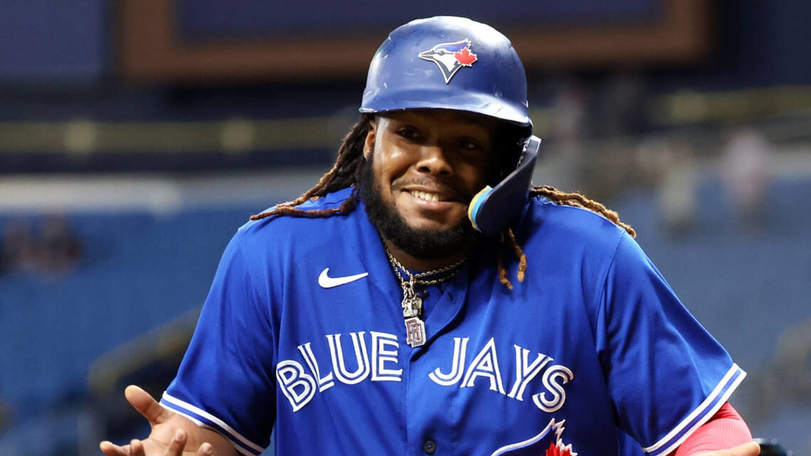 Blue Jays star uses glove to record unusual out