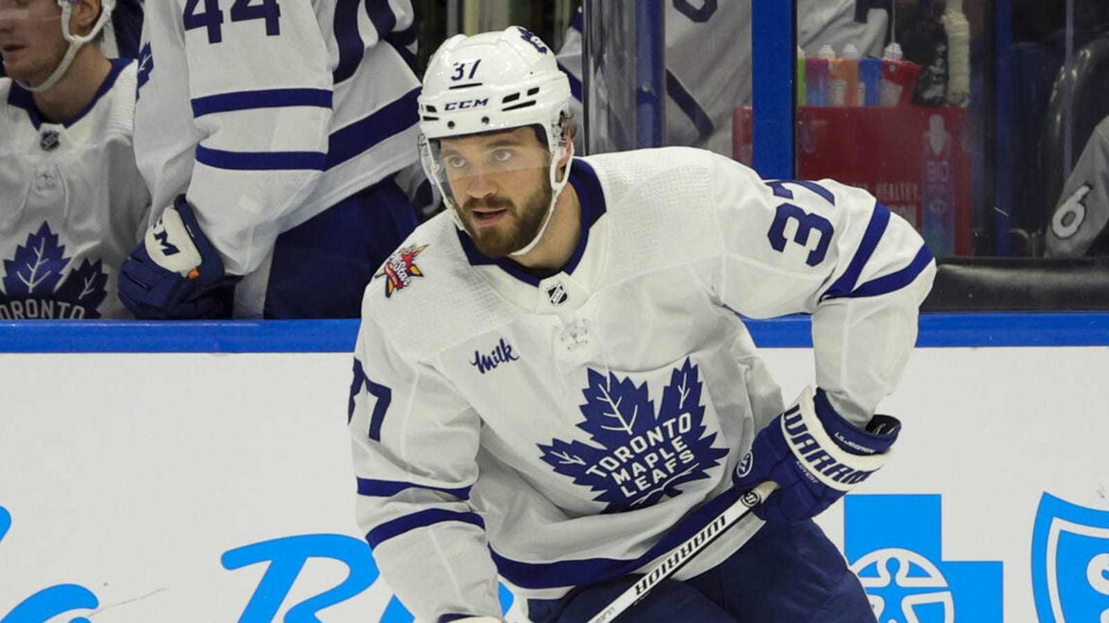 Maple Leafs defenseman leaves game with apparent injury