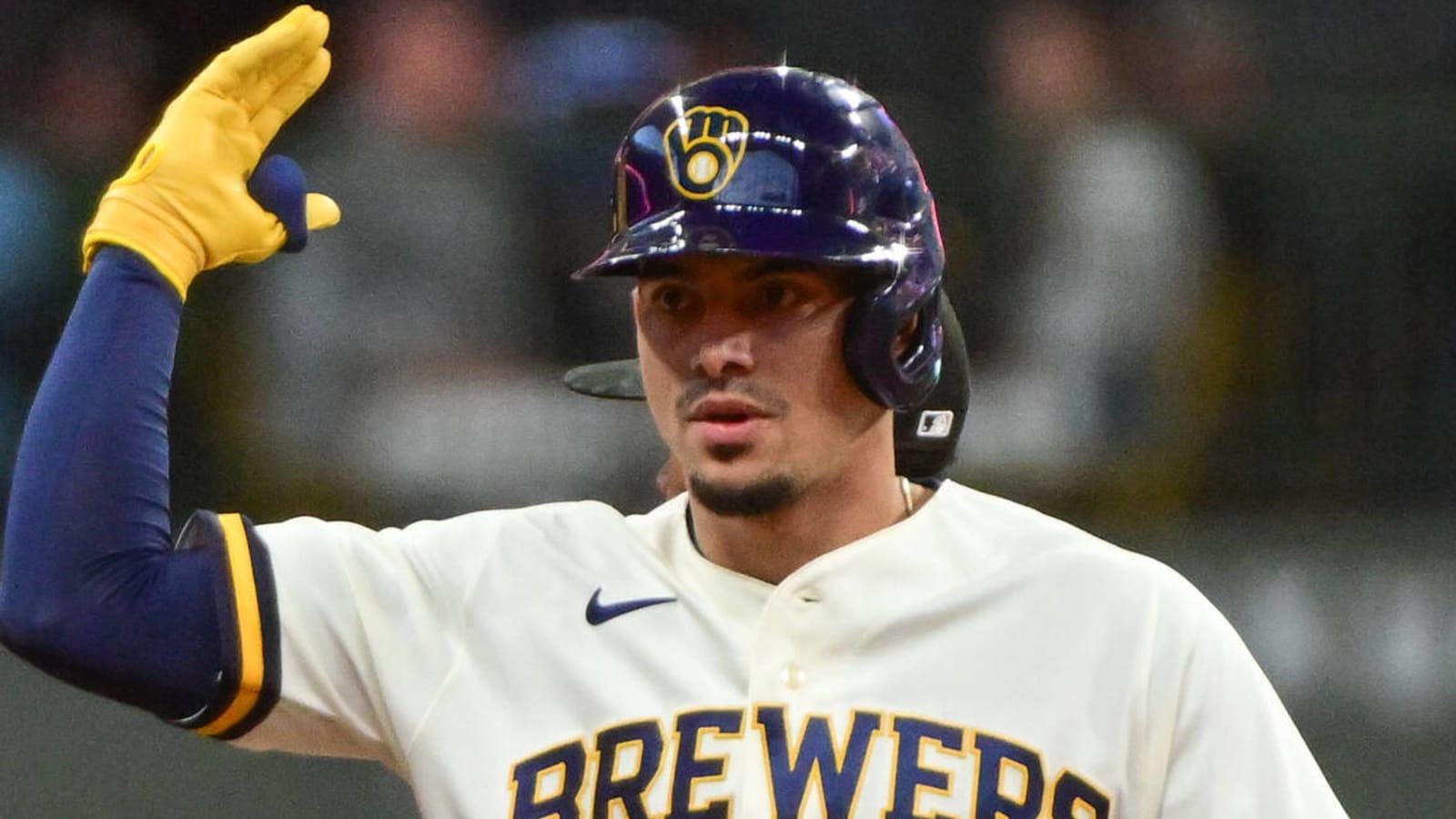 Brewers get good news on pair of key infielders