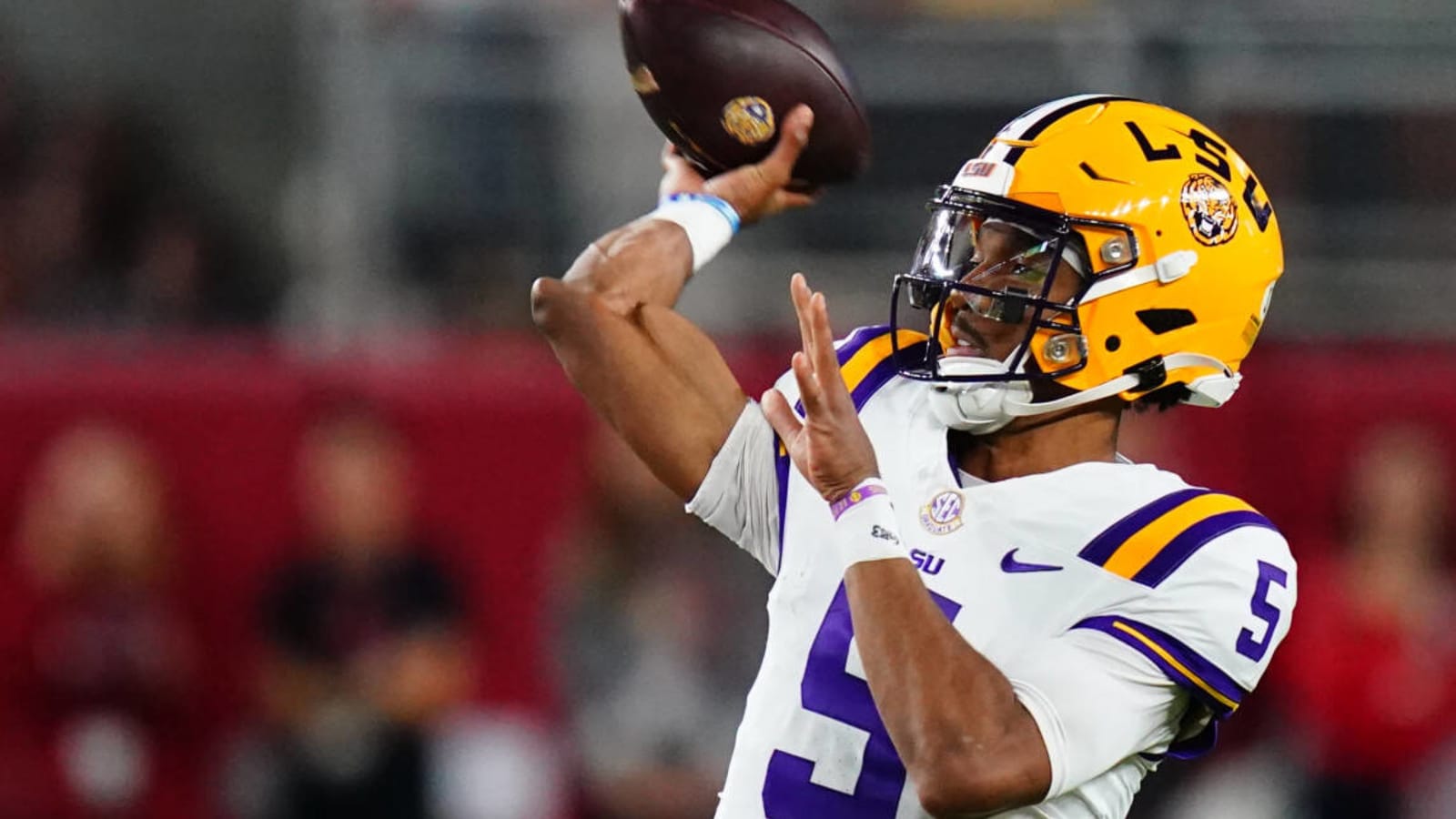 LSU QB Jayden Daniels goes viral for potential elbow issue before 2024 NFL Draft